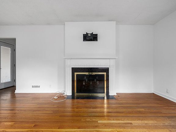 5th image of 886 S Roosevelt Ave