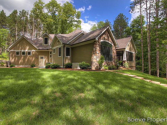 3rd image of 921 Little Bee Ln NE