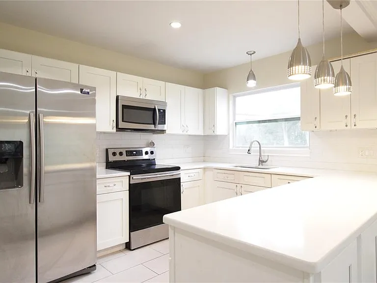 10907 SW 24th Ave — Photo 3