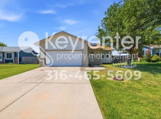1823 N Country Walk Ln, Mulvane, KS 67110
