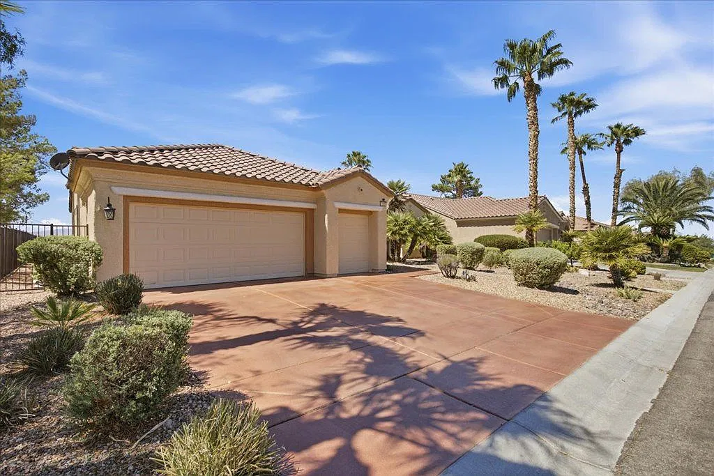 2 bed, 2.0 bath, 1837 sqft, $3,000 — Photo 2
