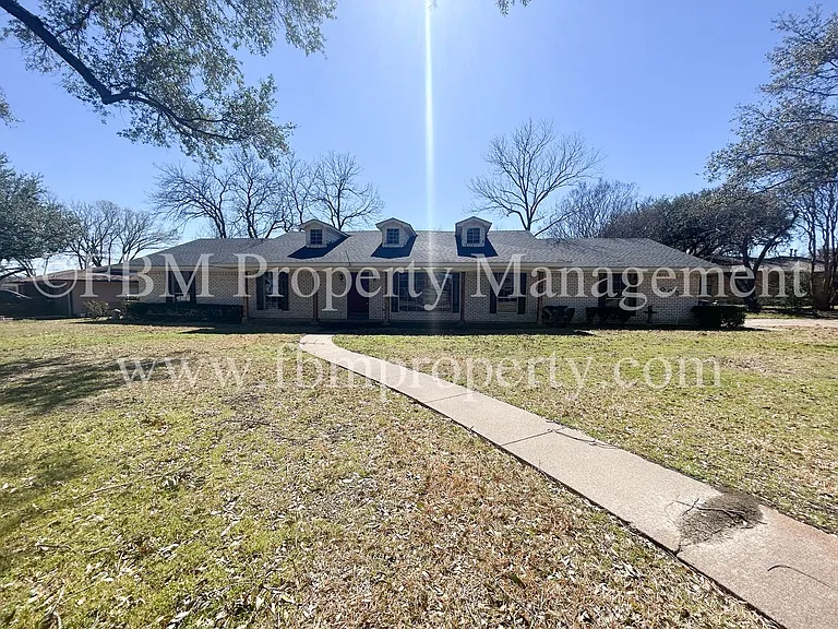 1005 Sunset Dr — Photo 1