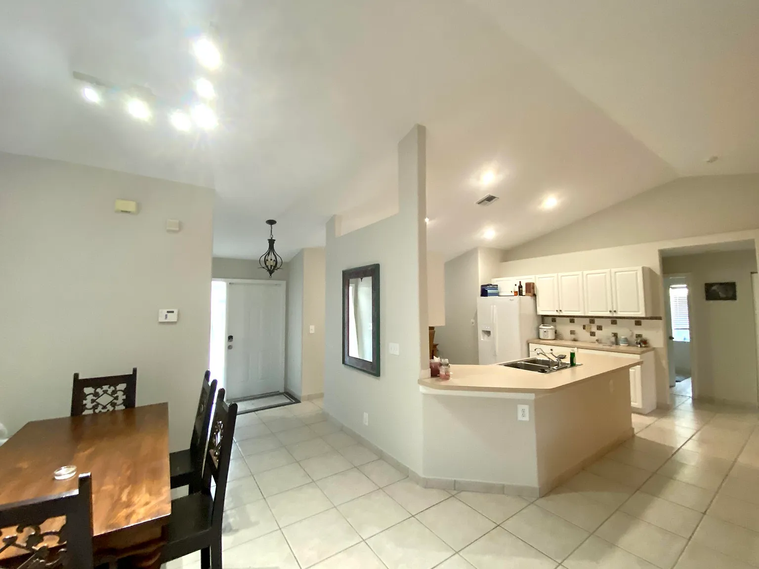 3 bed, 2.0 bath, 1833 sqft, $3,200 — Photo 4