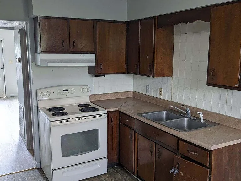 127 E 3rd North St — Photo 2