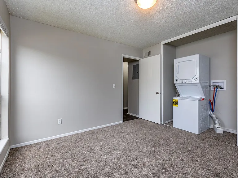 Emerald Hills Apartments — Photo 19