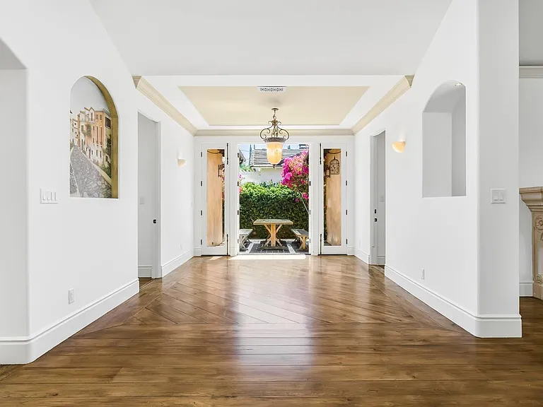 5136 Woodley Ave — Photo 3