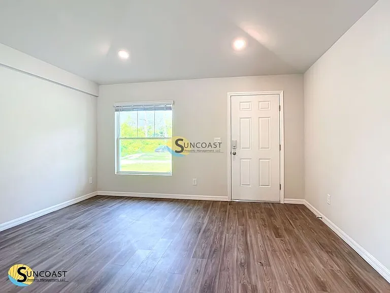 290 Longley Dr — Photo 2