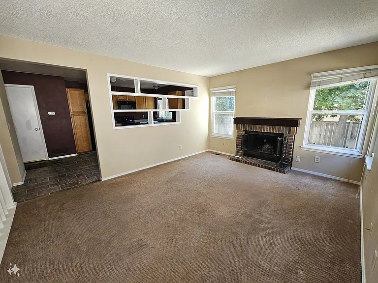 526 Longfellow Ln — Photo 2