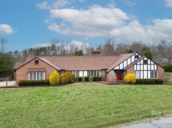 2126 Cedar Rock Estate Dr, Lenoir, NC 28645