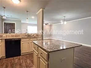 3 bed, 3.5 bath, 1976 sqft, $1,500 — Photo 3