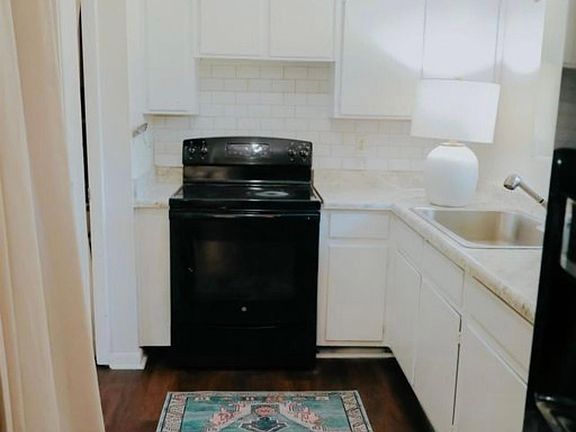 5th image of 811 Essex Dr