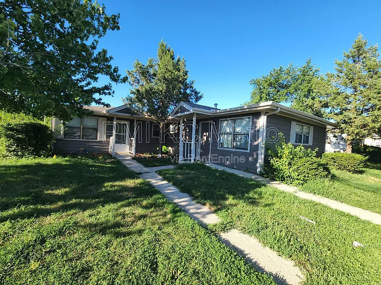 102 E Sunrise Dr — Photo 1