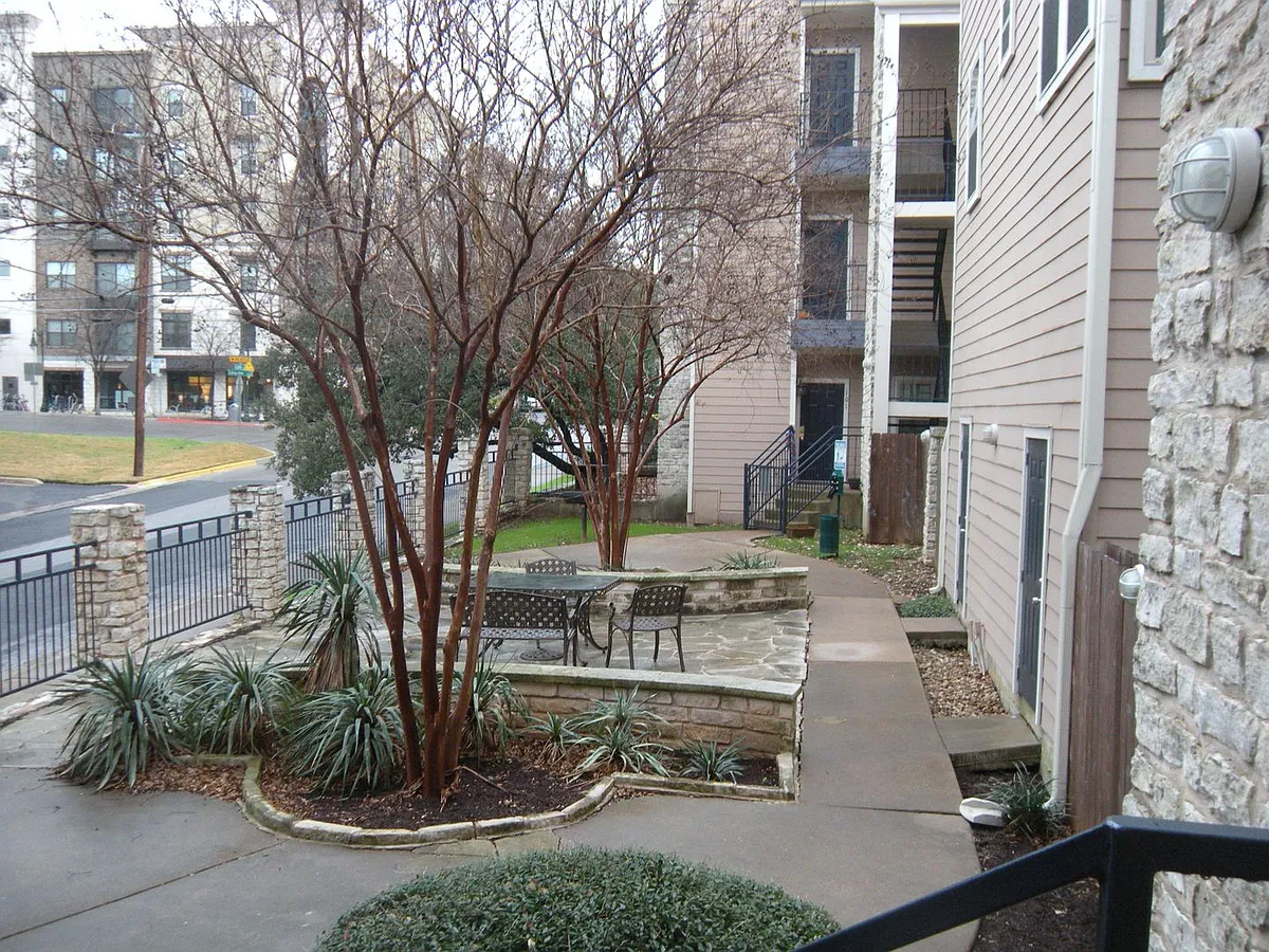 Building Photo - 2414 Longview St #205