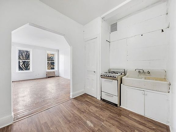 4th image of 226 E 27th St APT 3D