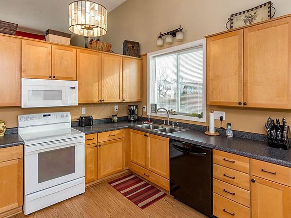 4th image of 828 Elmwood Pl
