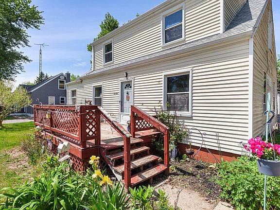 2nd image of 2108 Allan St