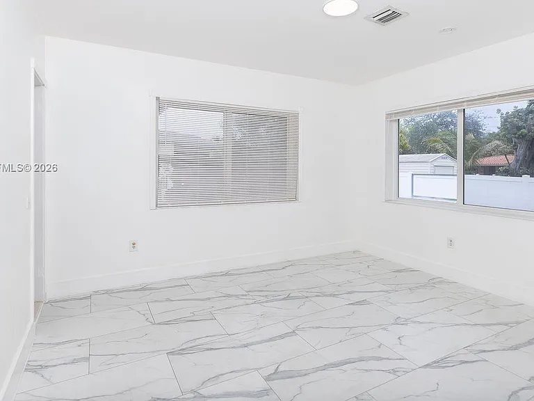 15925 NE 18th Ave — Photo 35