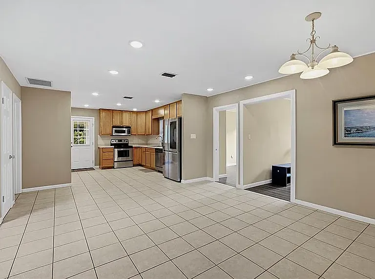 4 bed, 1584 sqft, $2,160 — Photo 3