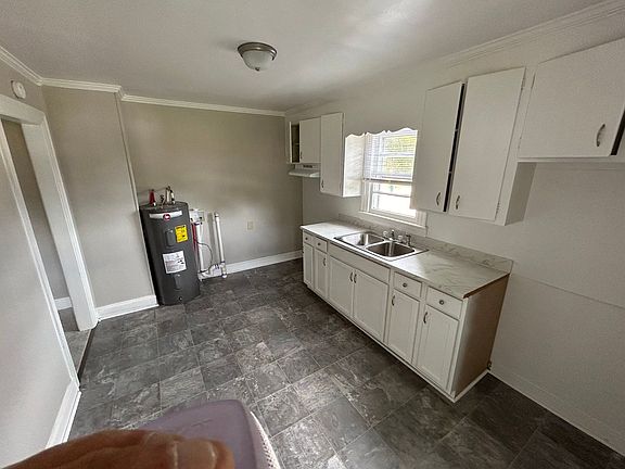 4th image of 1108 Oakey St
