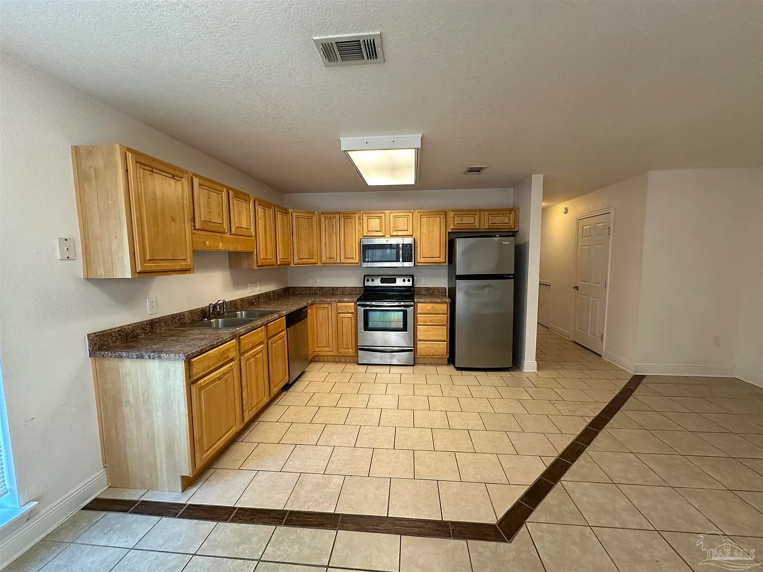3 bed, 2.5 bath, 1290 sqft, $1,550 — Photo 3