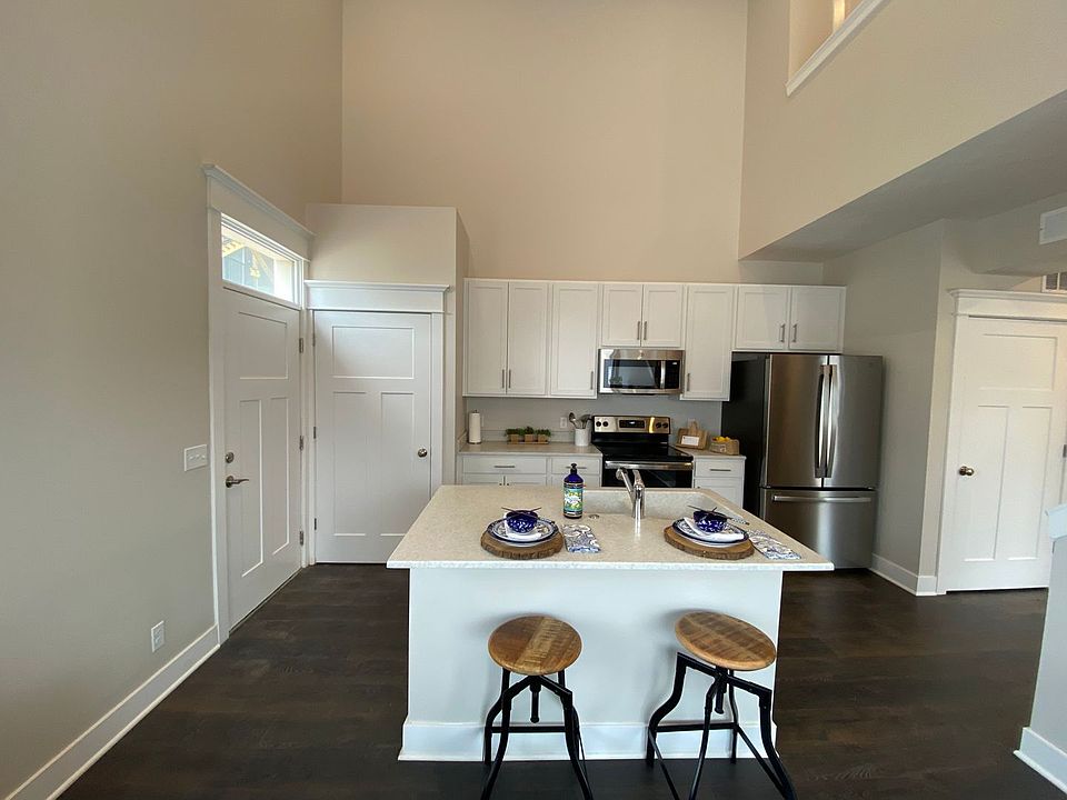 1st image of 7630 Park Dr #111