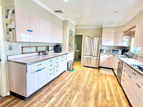 2nd image of 144 N Dithridge St Penthouse 1