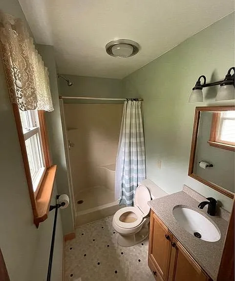 En-suite bathroom with shower