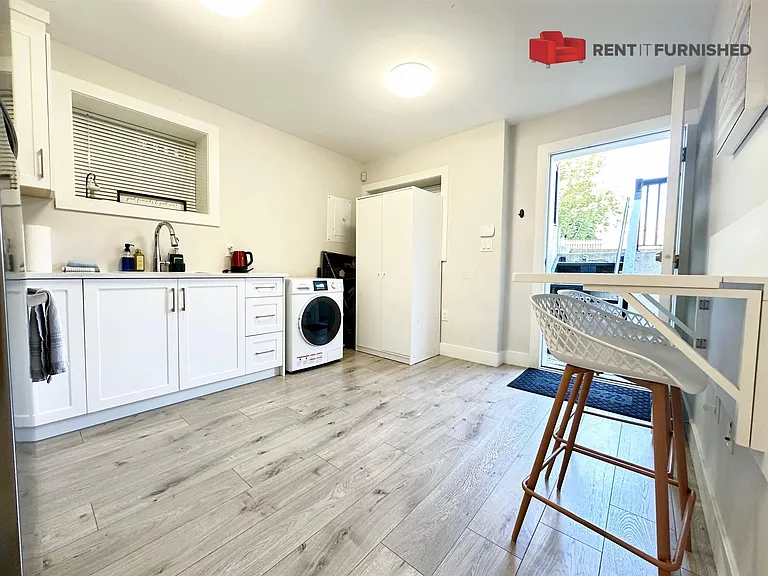3460 Prince Edward St — Photo 2