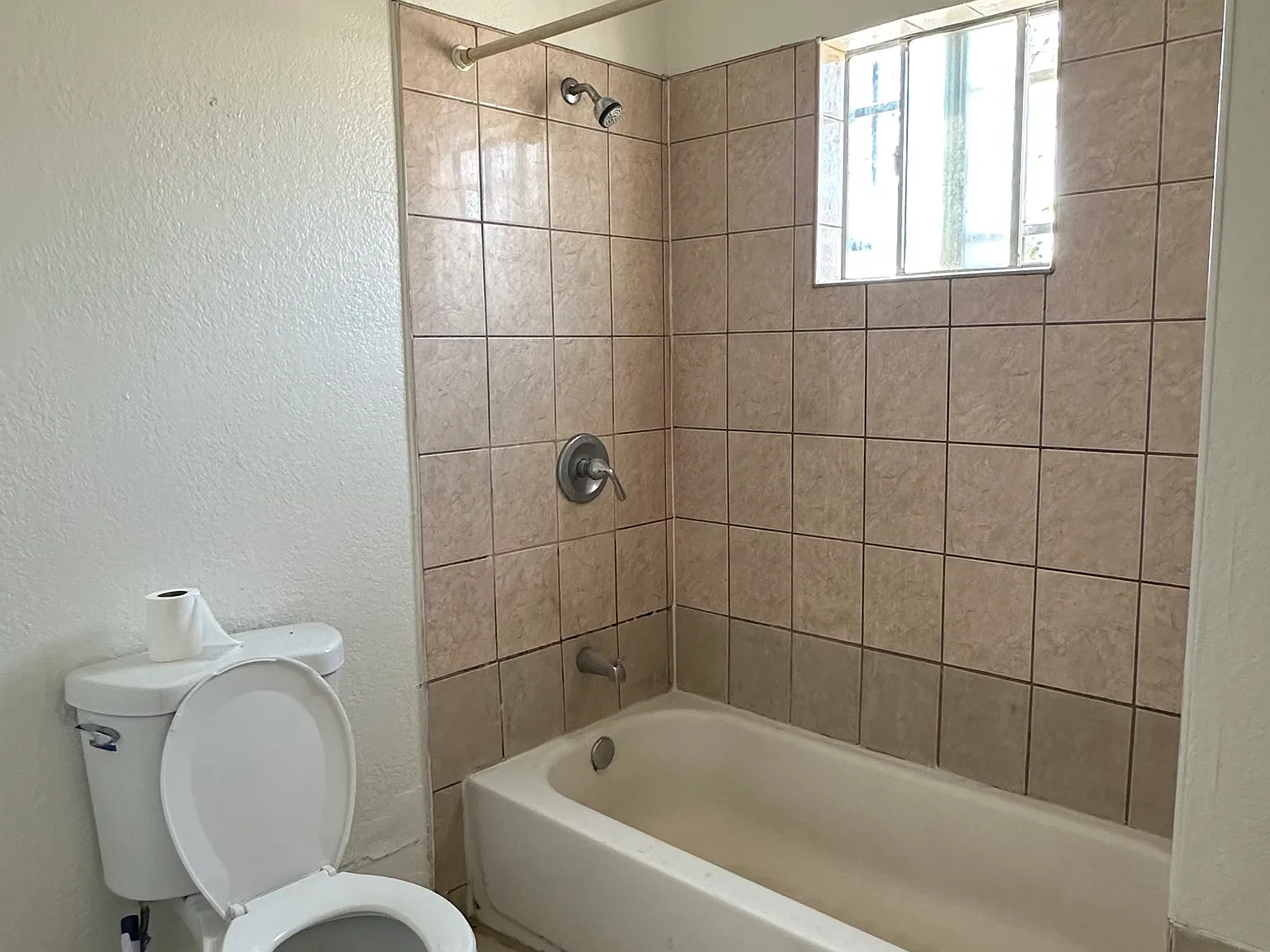 3 bed, 700 sqft, $2,190 — Photo 3