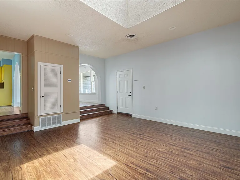 2106 Allred Dr — Photo 3