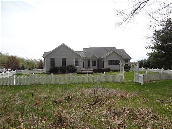 Picturesque & located in country close to e-way for commuters