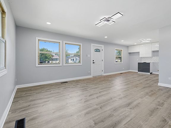 3rd image of 1942 Beacon Ct