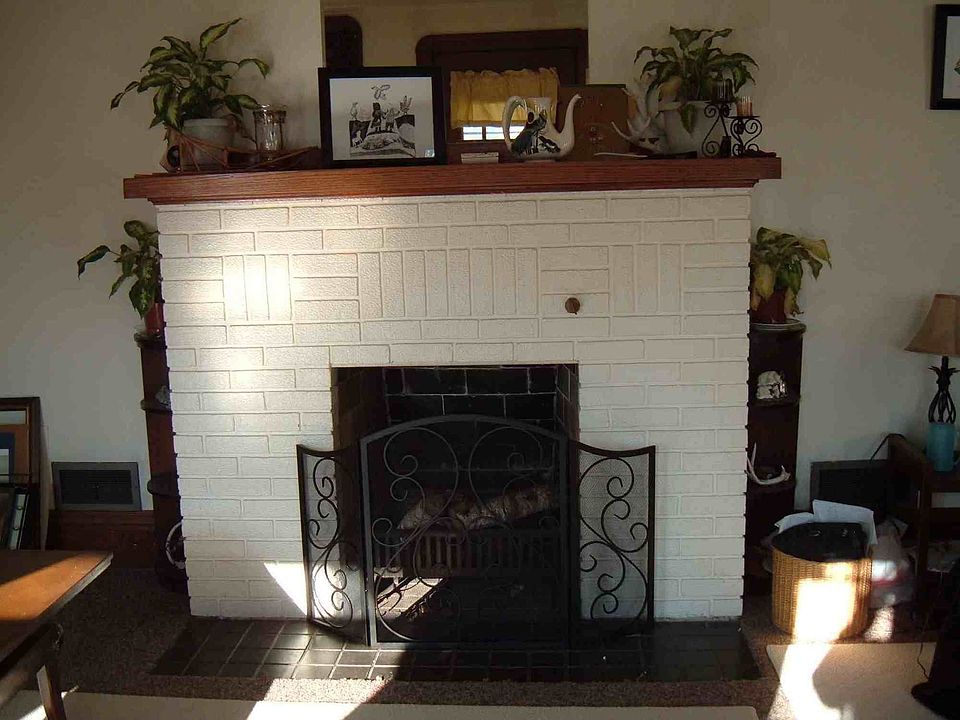 Fireplace in back unit. Solid.