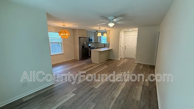 3 bed, 2.0 bath, 1144 sqft, $1,900 — Photo 3