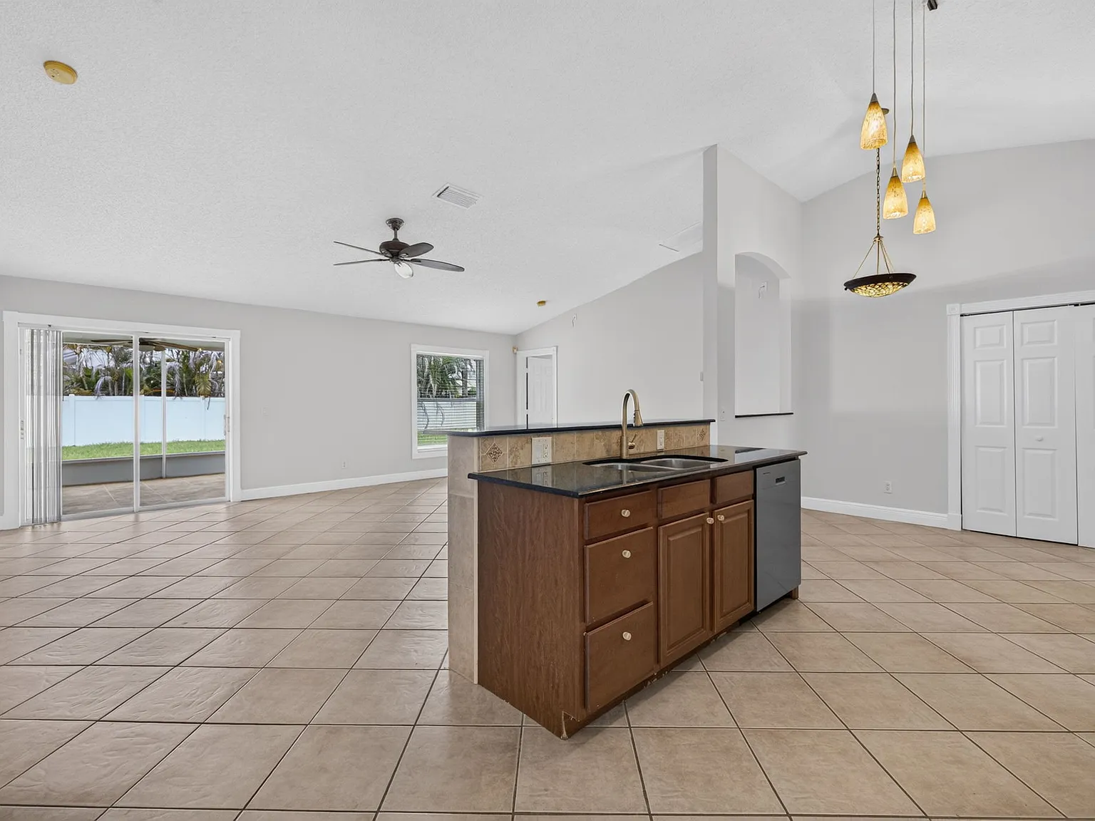 4 bed, 2040 sqft, $3,190 — Photo 2