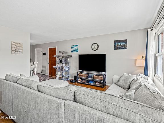 4th image of 139 Greencrest Circle