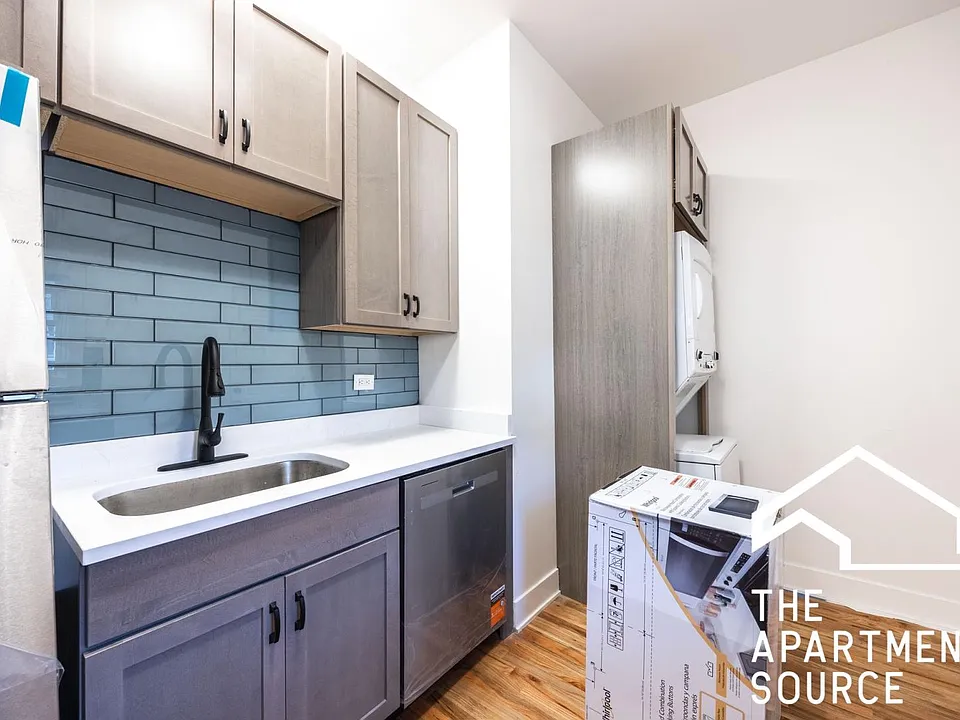 1742 N California Ave #3R