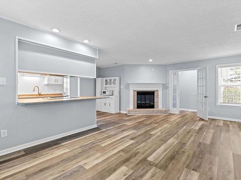 1st image of 1001 White Oak Ct S