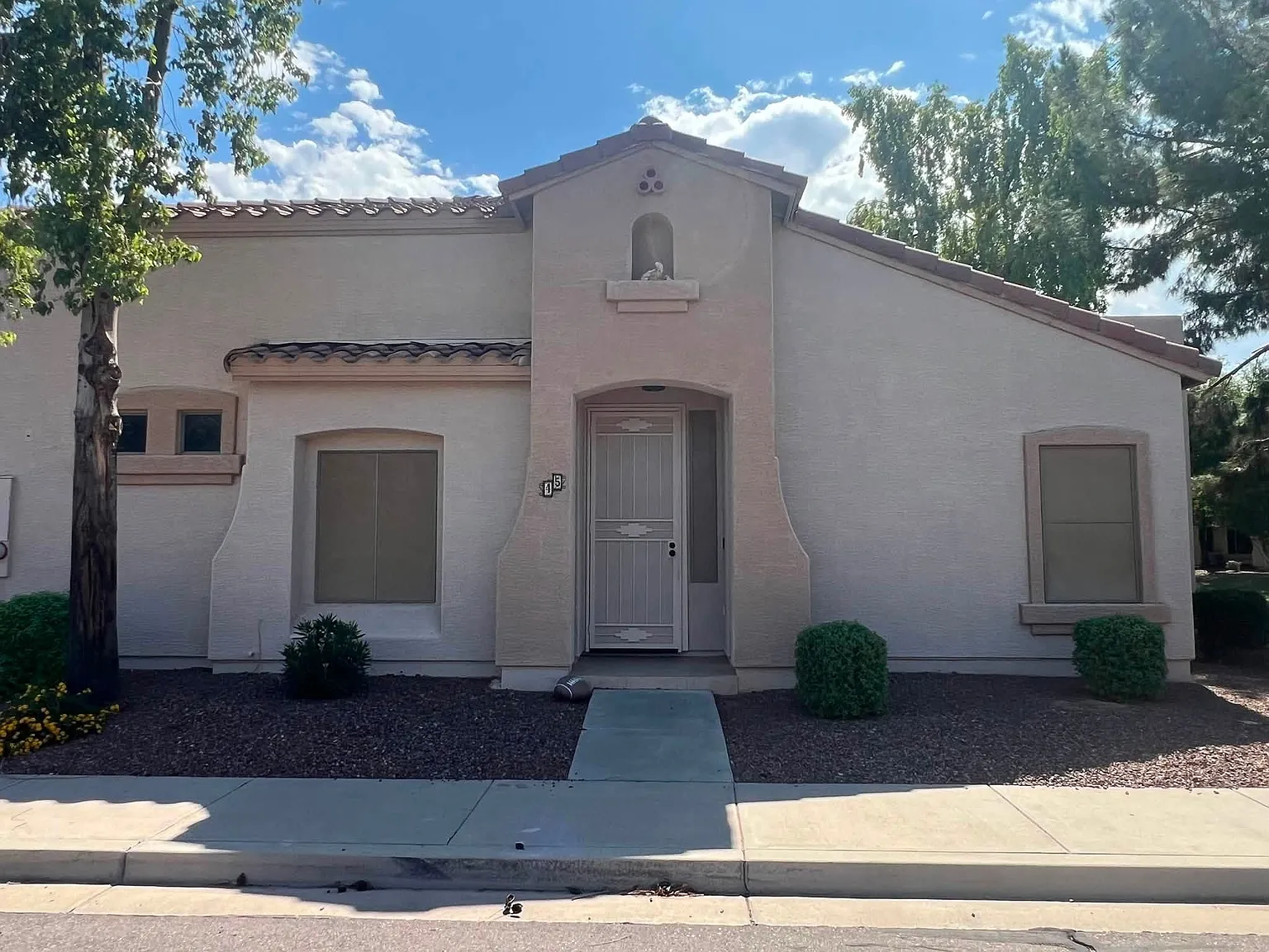 2 bed, 1117 sqft, $1,900 — Photo 1