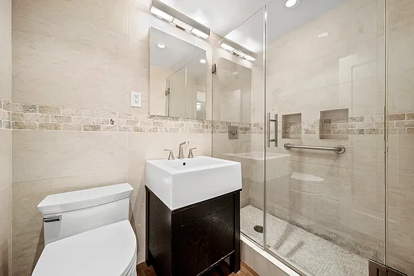 Bathroom, photo 1