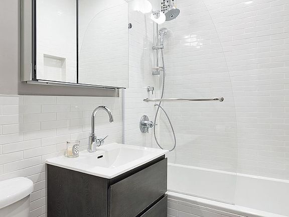 5th image of 3 Hanover Sq APT 4C