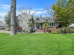 255 Maple St, Islip, NY 11751