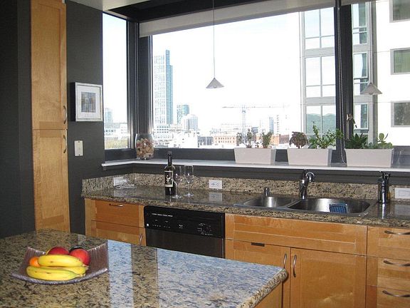 4th image of 260 King St Unit 1101