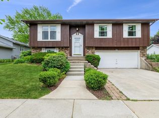 113 S Deerpath Dr, Vernon Hills, IL