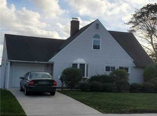 68 Woodcock Ln, Levittown, NY 11756