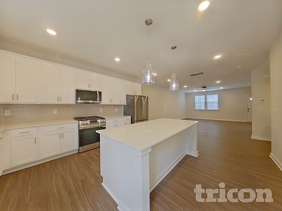 5th image of 13865 Hill St