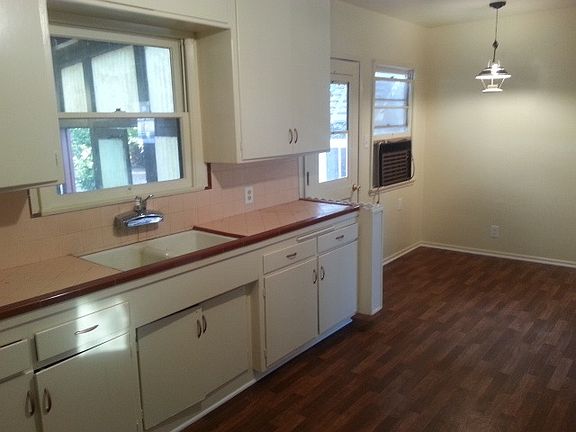 3rd image of 826 Wyval Ave