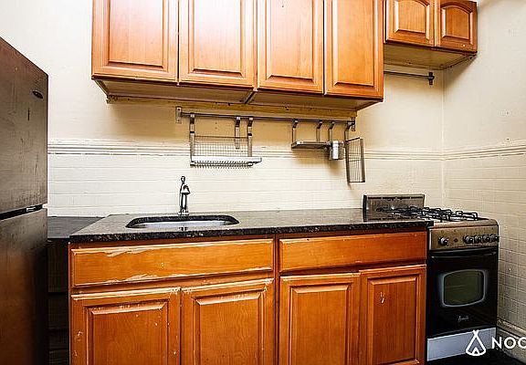 5th image of 159 Willoughby St APT 1A