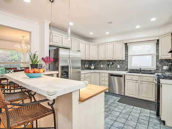 3rd image of 65 Tompkins Ave