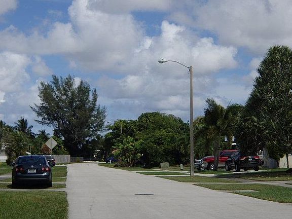 5th image of 6801 SW 10th Ct